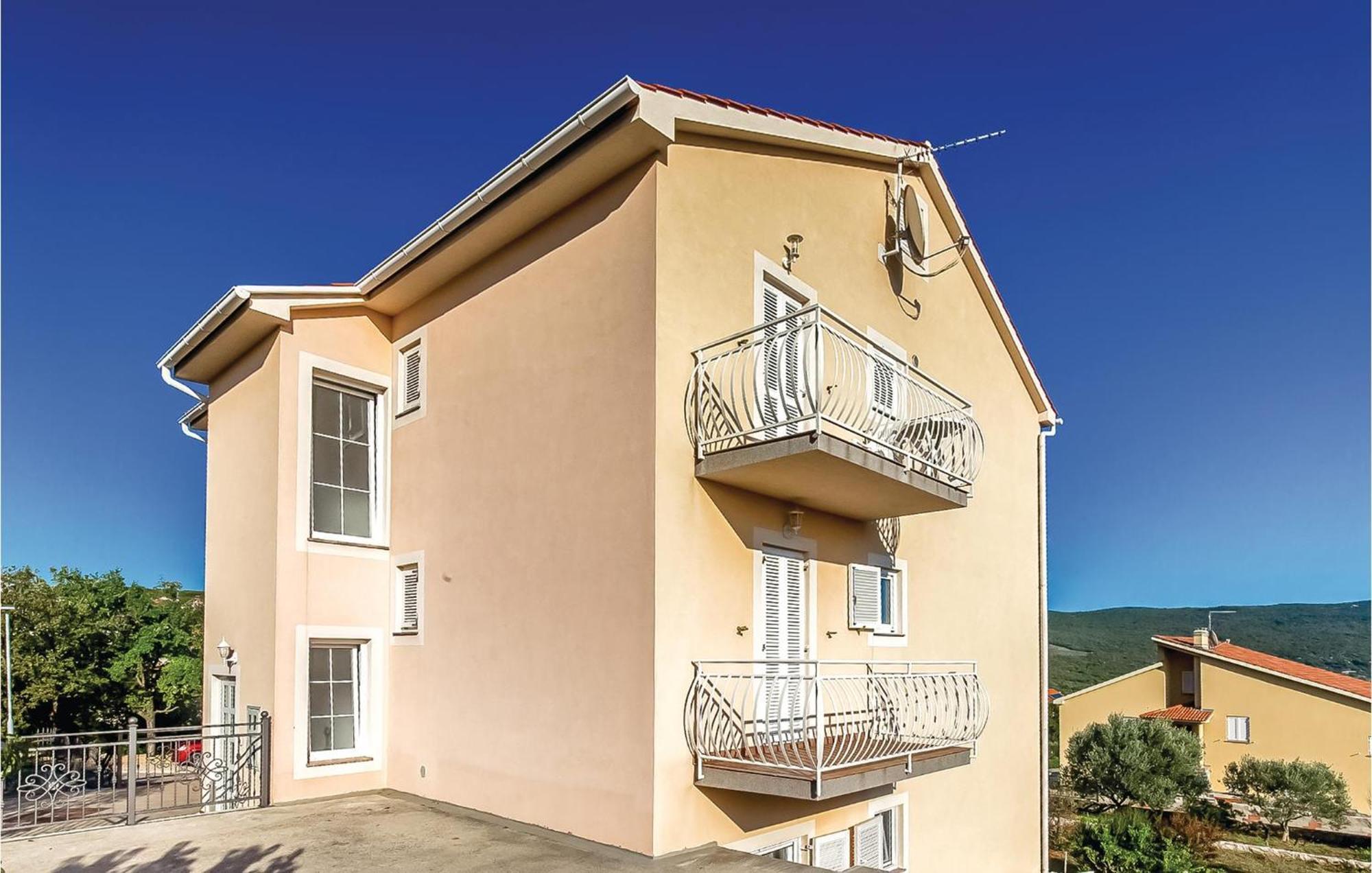 Stunning Apartment In Kornic With House Sea View Екстериор снимка