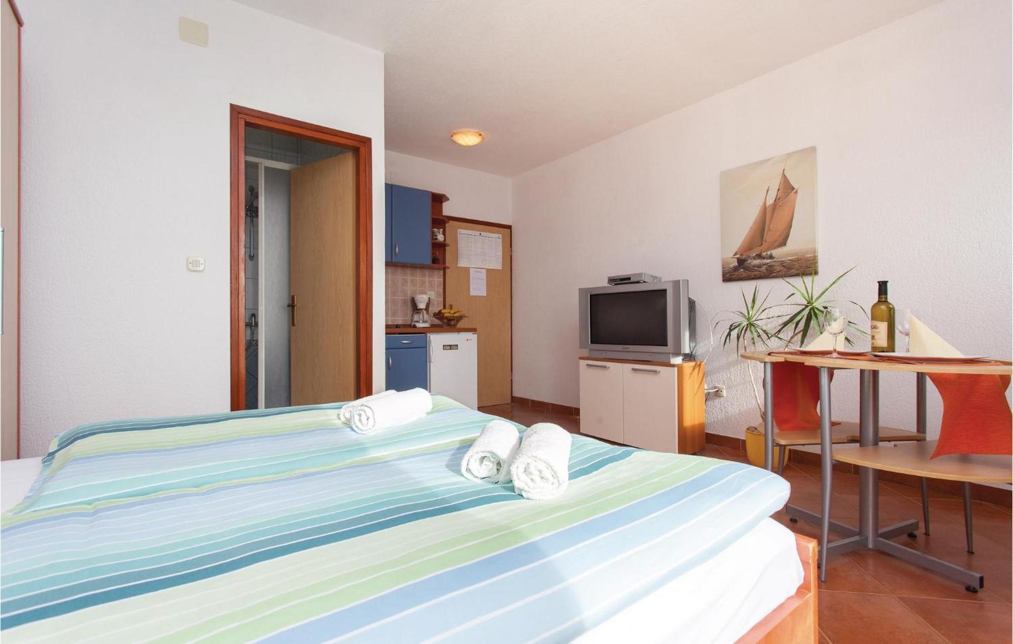 Stunning Apartment In Kornic With House Sea View Екстериор снимка