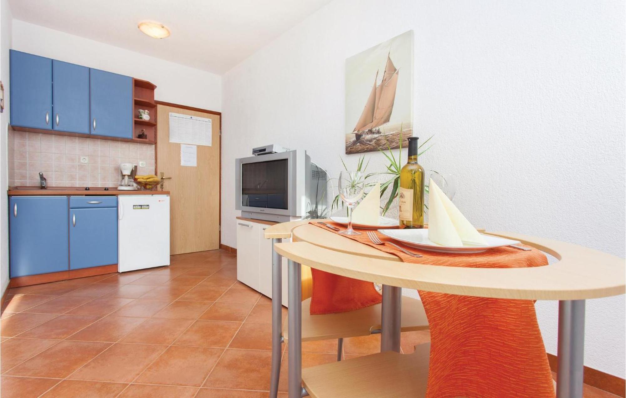 Stunning Apartment In Kornic With House Sea View Екстериор снимка