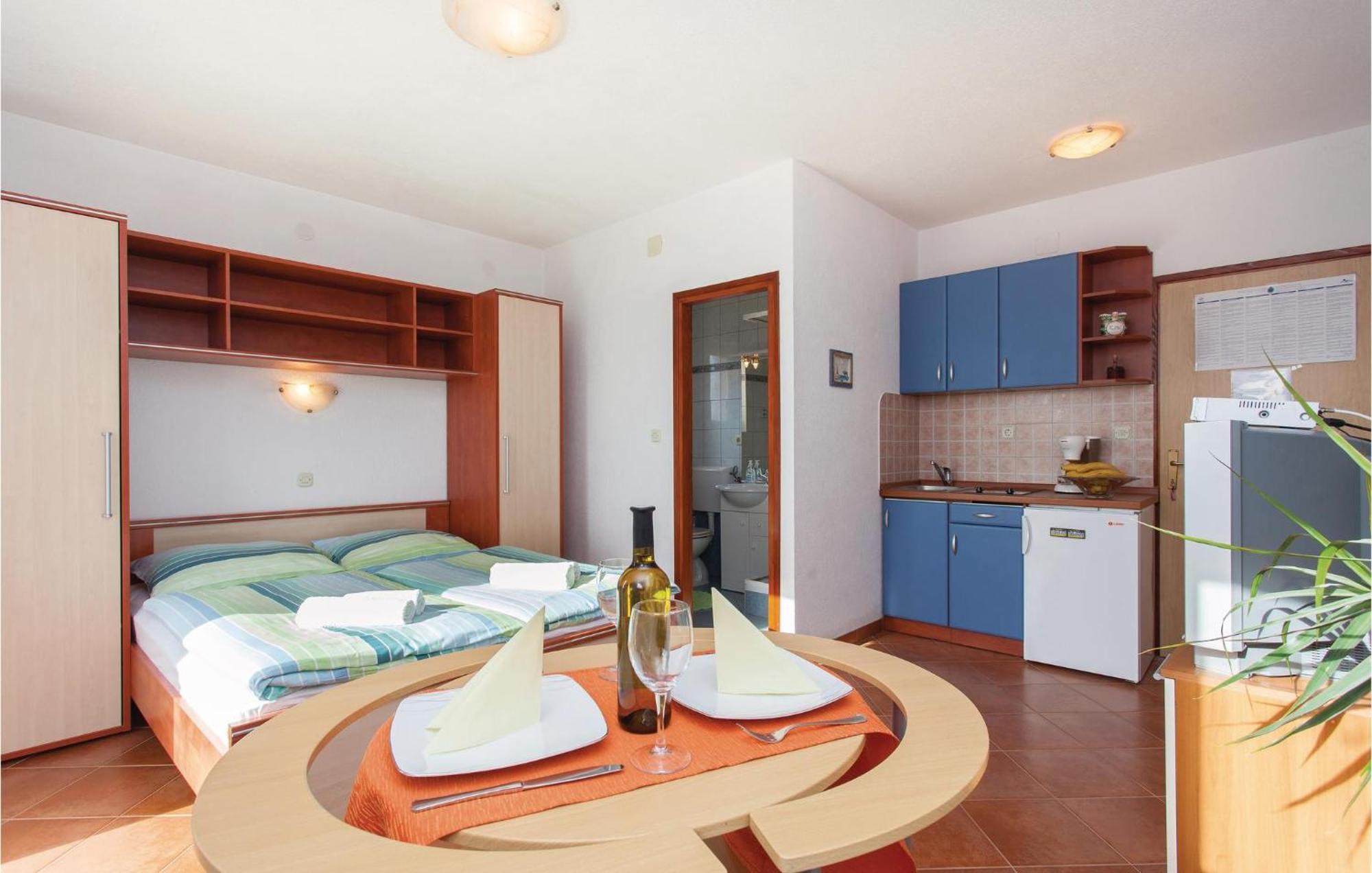 Stunning Apartment In Kornic With House Sea View Екстериор снимка